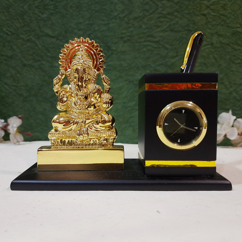 Lord Ganesha with Décor Pieces 